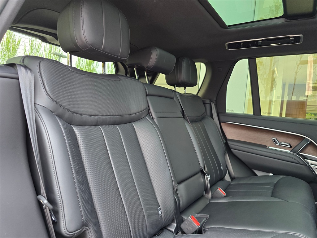 2025 Land Rover Range Rover SE photo 25