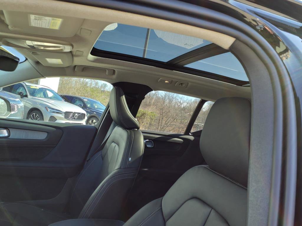 2025 Volvo XC40 Core photo 10