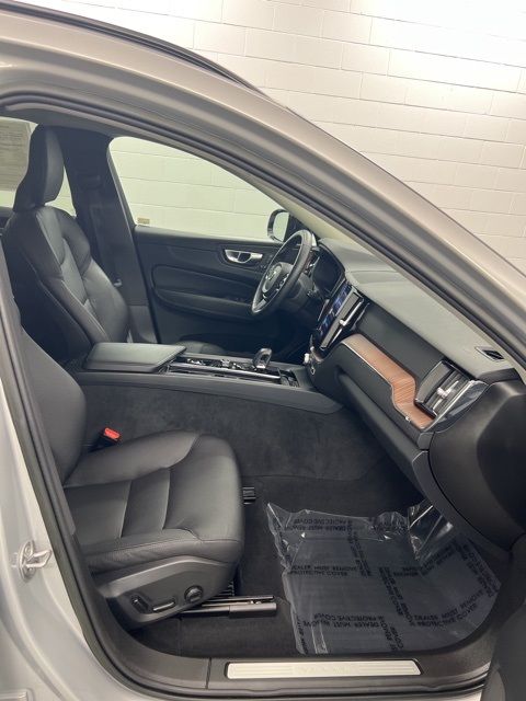 2023 Volvo XC60 B5 Plus photo 21