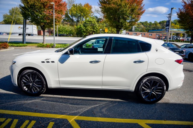 2024 Maserati Levante GT photo 4