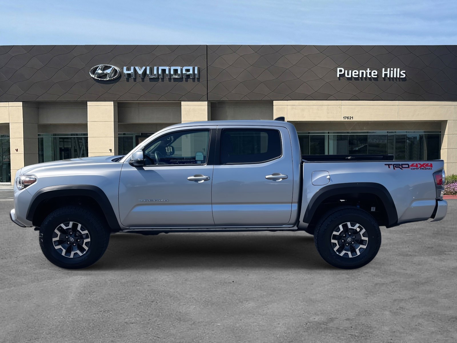 2023 Toyota Tacoma TRD photo 3