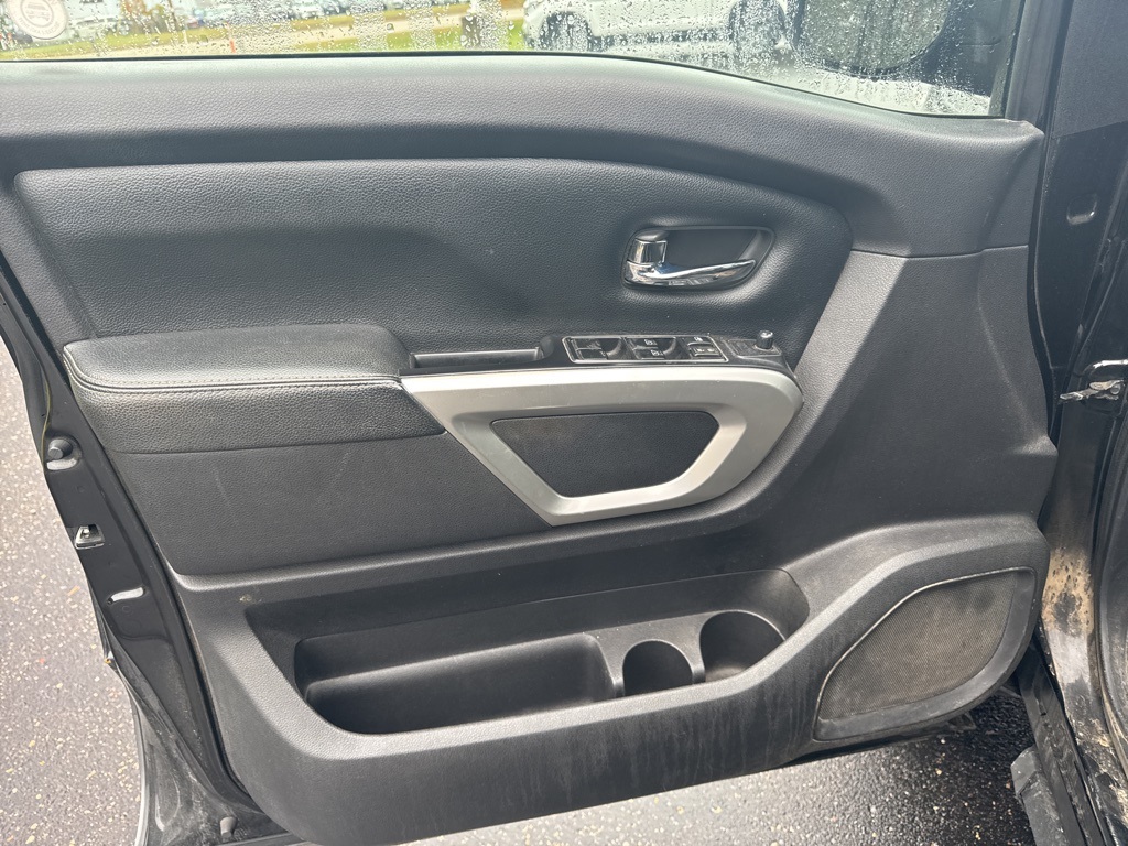 2017 Nissan Titan PRO-4X photo 2