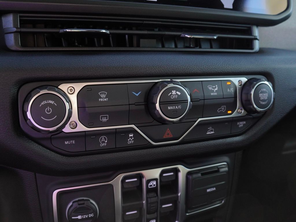 New 2026 Anvil Clear-Coat Exterior Paint Jeep 4-Door Sport S image 15