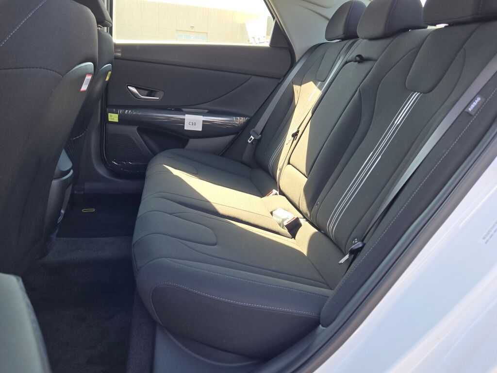 2025 Hyundai Elantra SEL Convenience photo 16