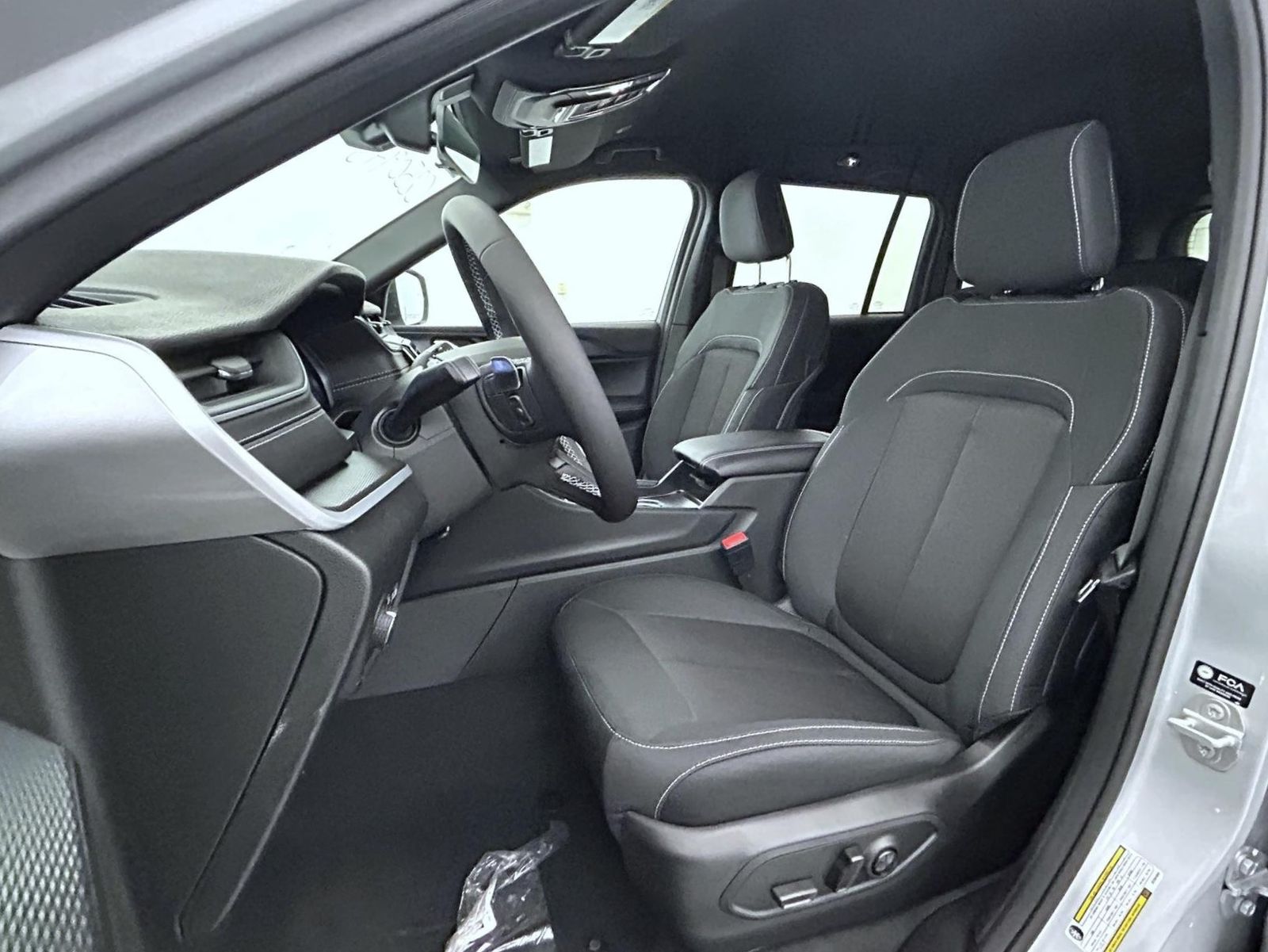2025 Jeep Grand Cherokee Laredo photo 9