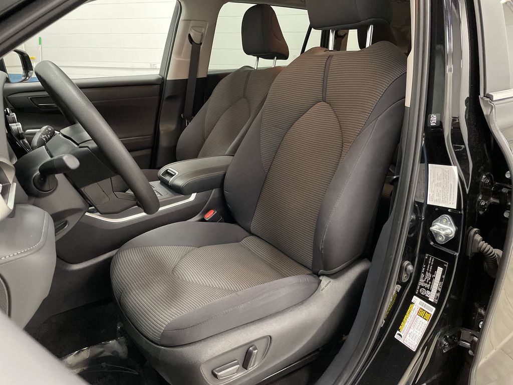 2024 Toyota Highlander LE photo 4