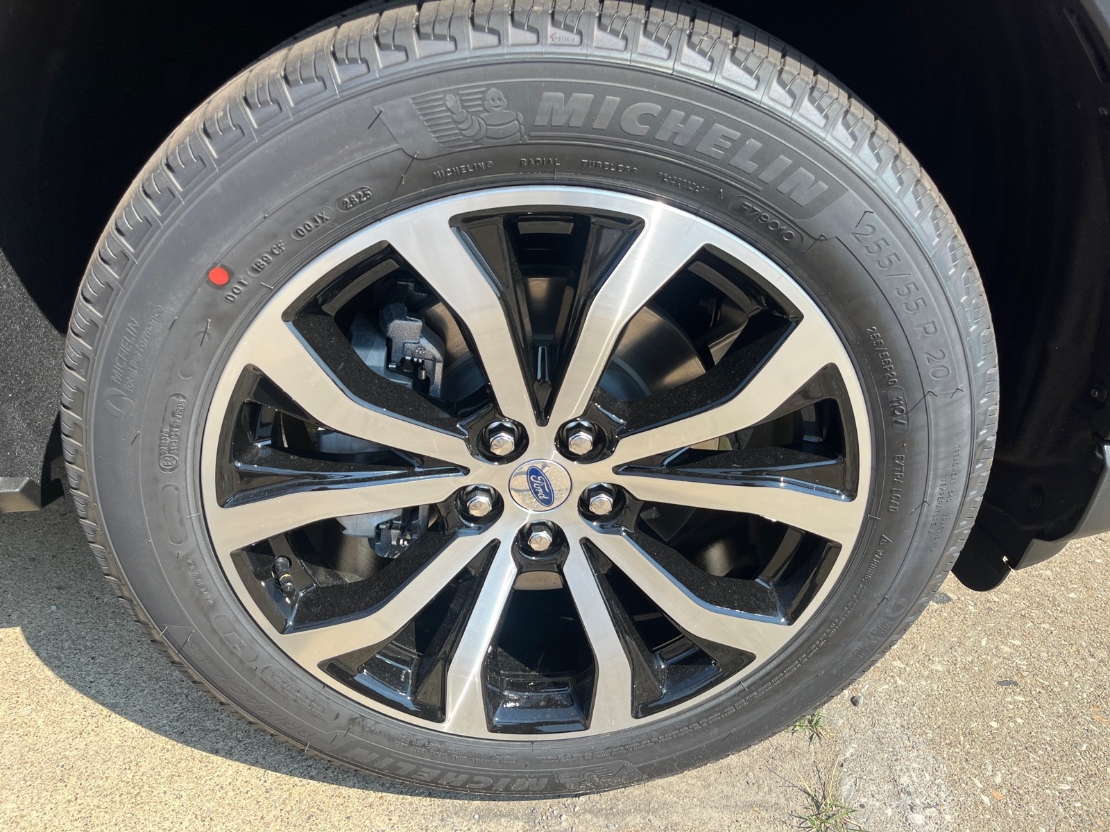 2025 Ford Explorer ST-Line photo 2
