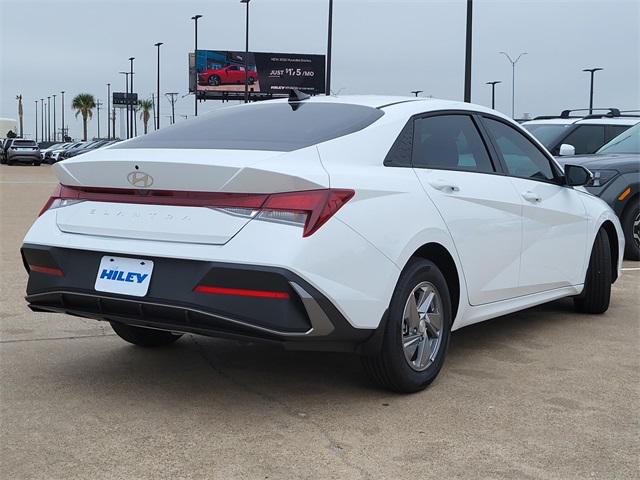 2025 Hyundai Elantra SE photo 3