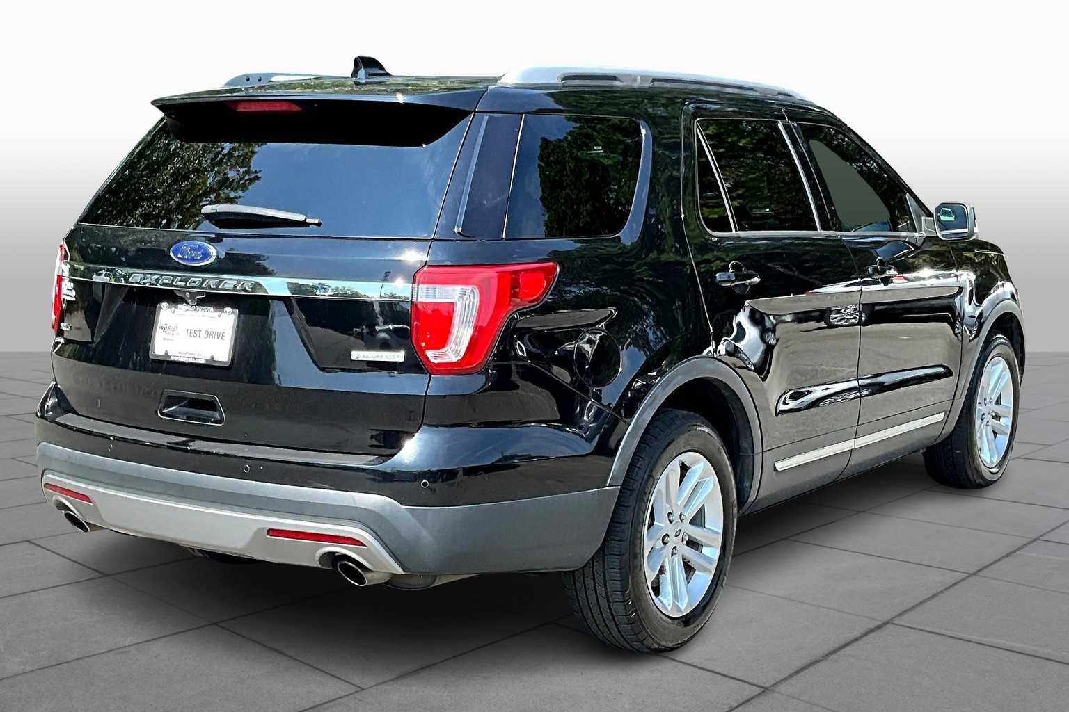 2017 Ford Explorer XLT photo 11