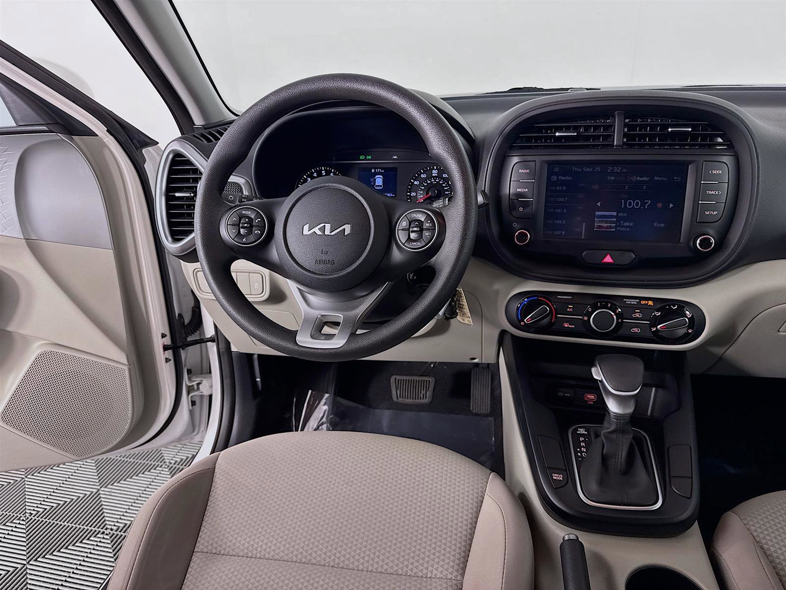 2022 Kia Soul LX photo 14
