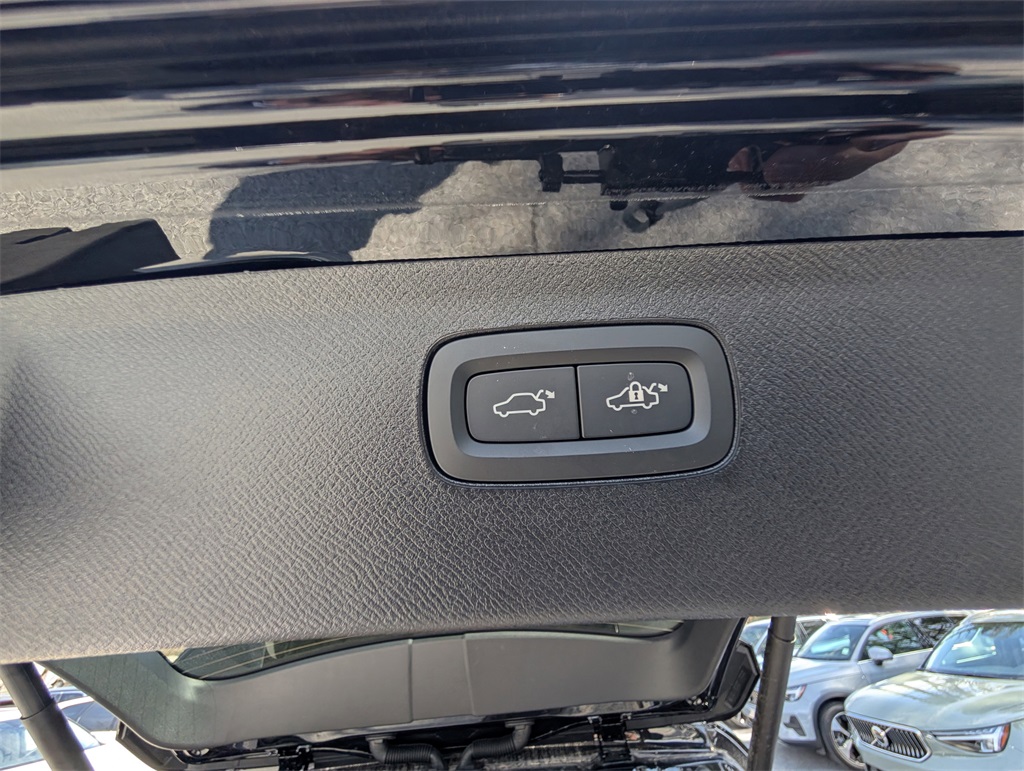 2025 Volvo XC90 T8 Plus photo 6