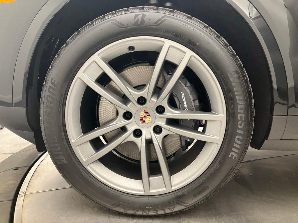2025 Porsche Cayenne Base photo 12