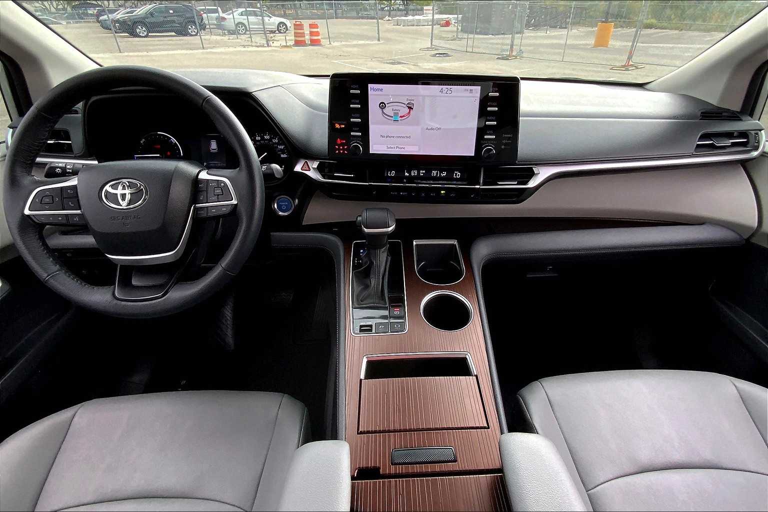 2024 Toyota Sienna XLE photo 14