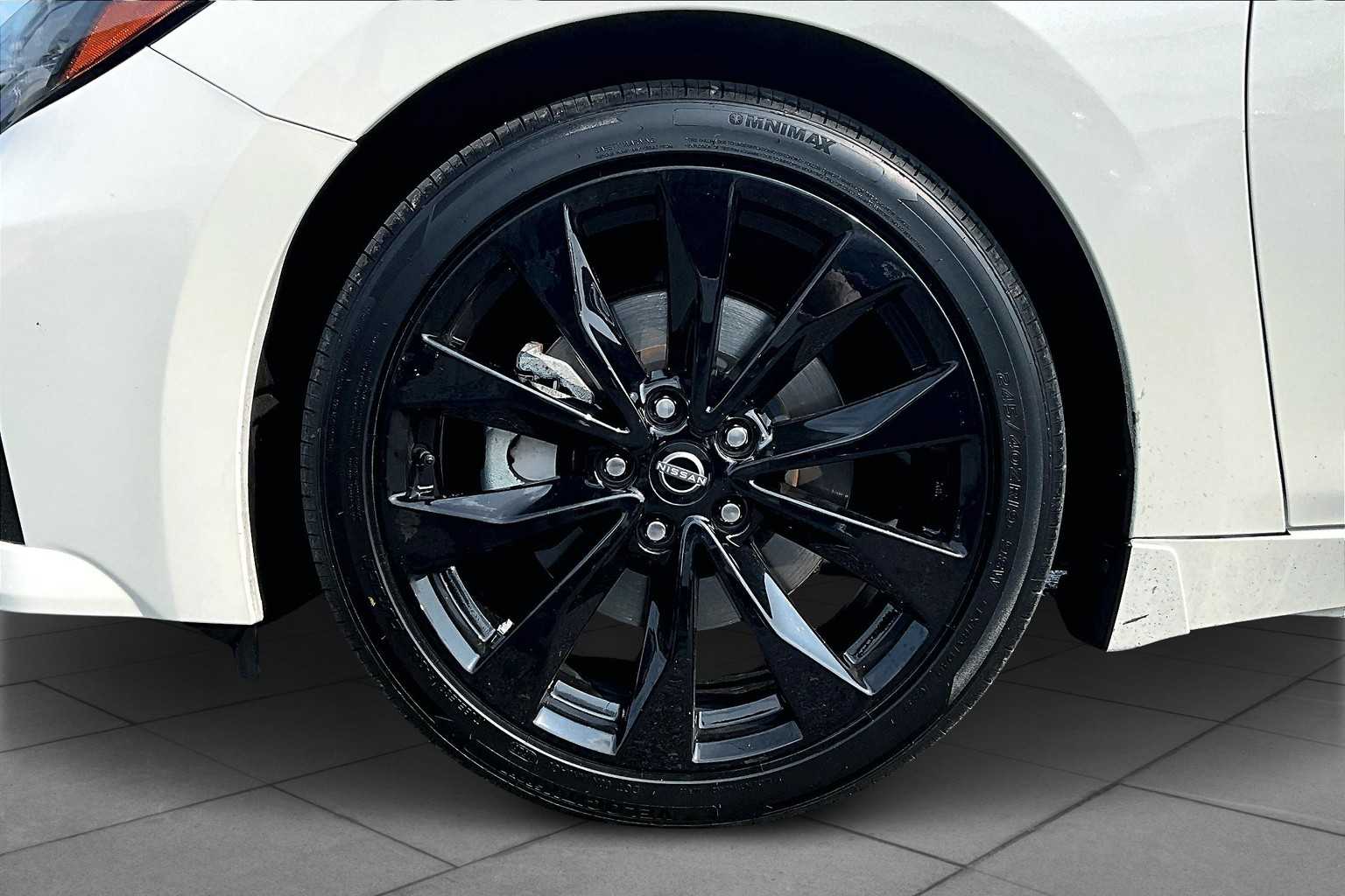 2023 Nissan Maxima SR photo 10