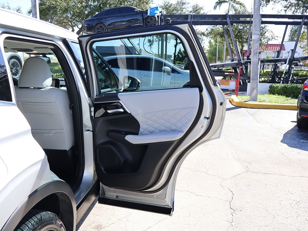 2022 Mitsubishi Outlander SEL photo 23