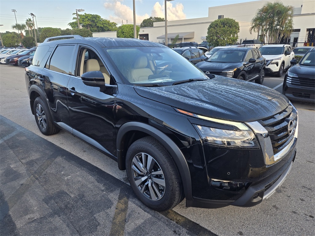 2025 Nissan Pathfinder SL photo 2