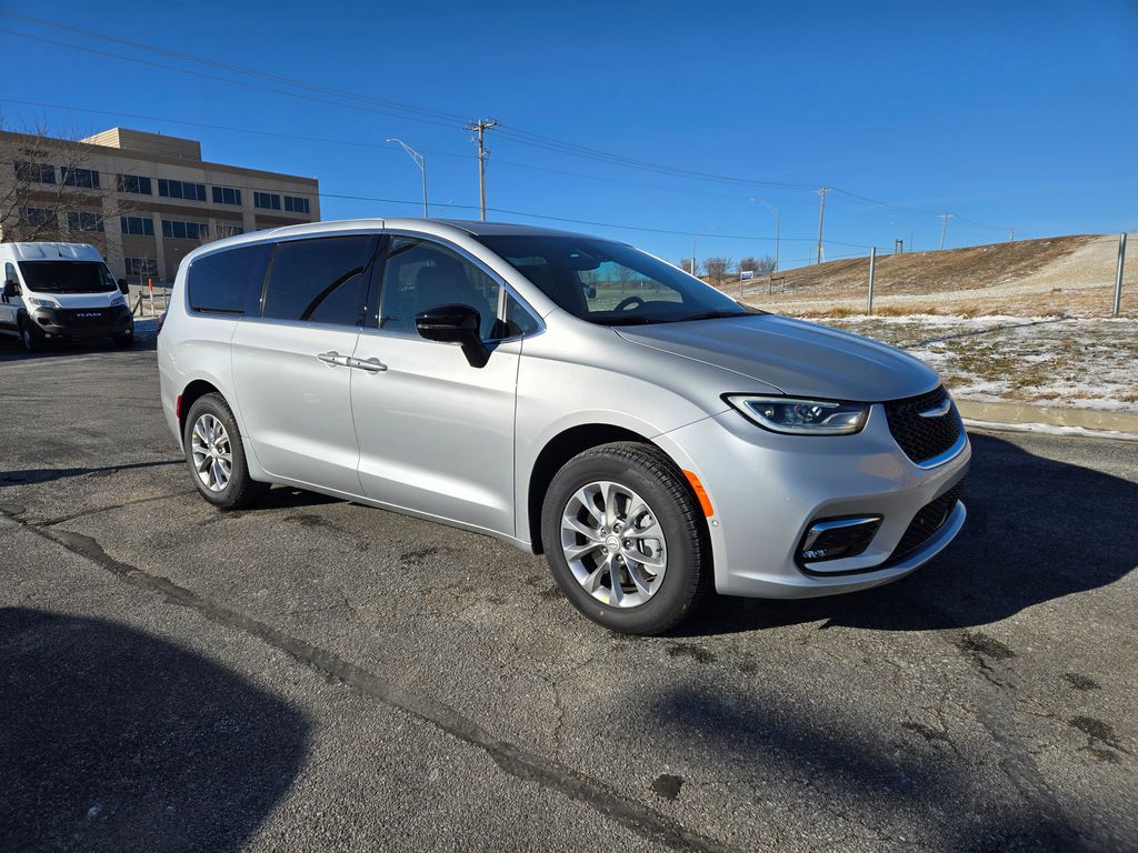 2026 Chrysler Pacifica Limited's photo