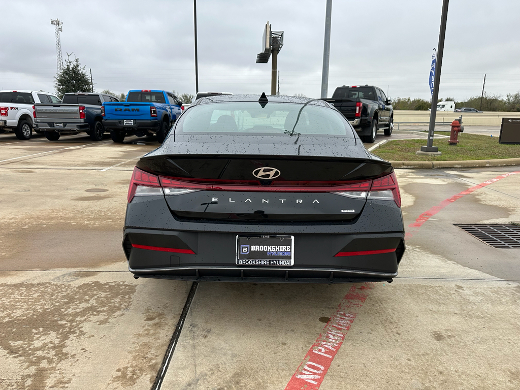 2025 Hyundai Elantra SEL Sport photo 3