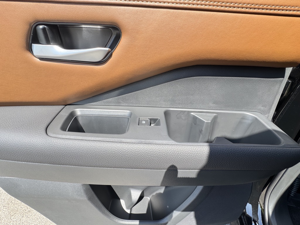 2025 Nissan Pathfinder Platinum photo 16
