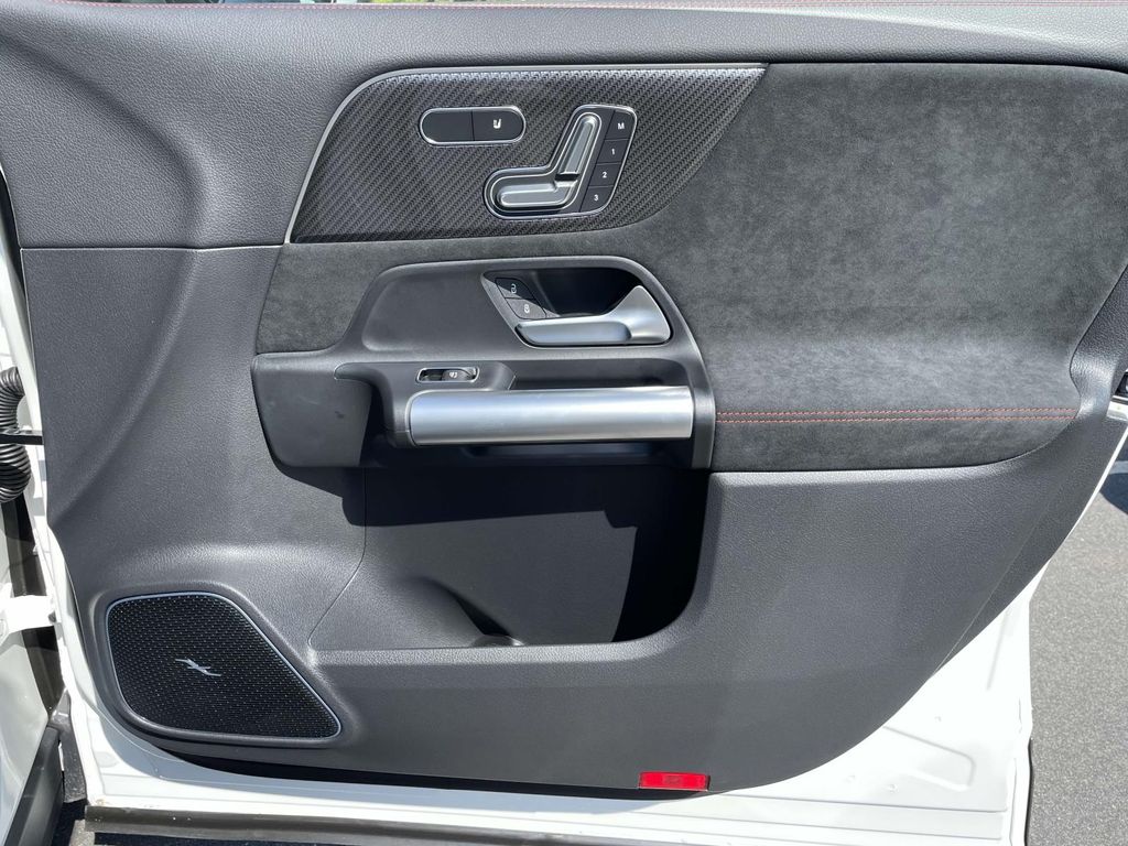 2025 Mercedes Benz GLA 35 AMG 4MATIC photo 4