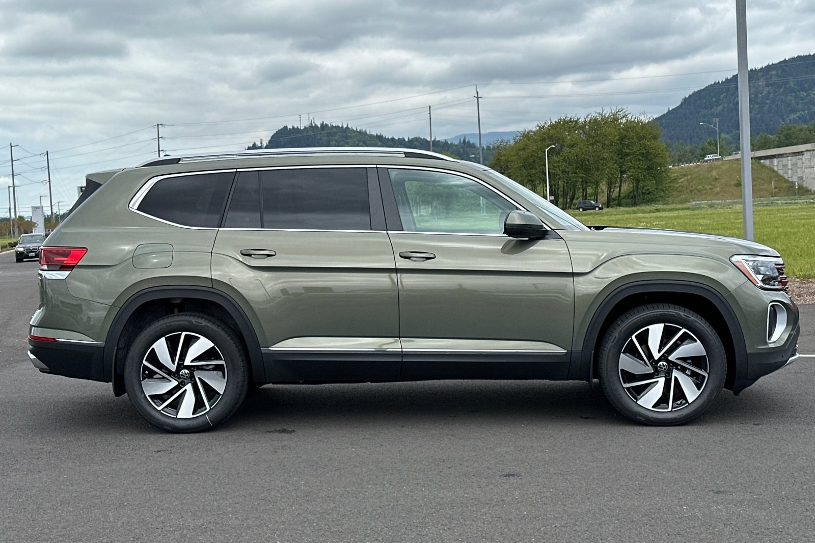 2025 Volkswagen Atlas SEL photo 2