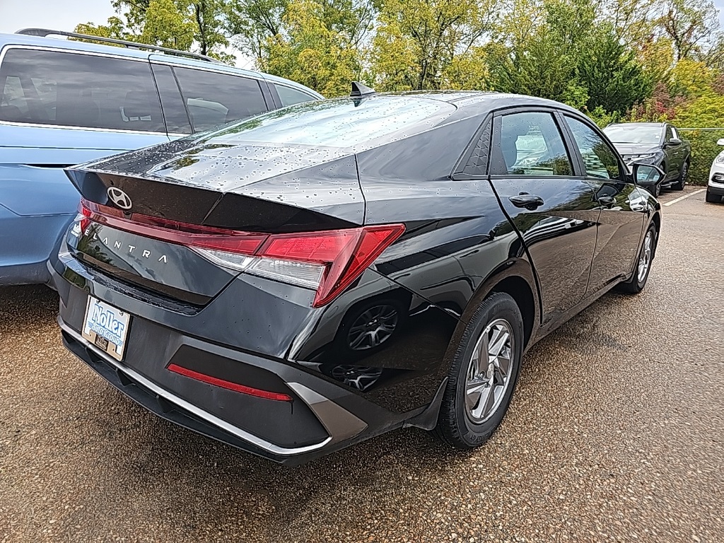 2024 Hyundai Elantra SE photo 4