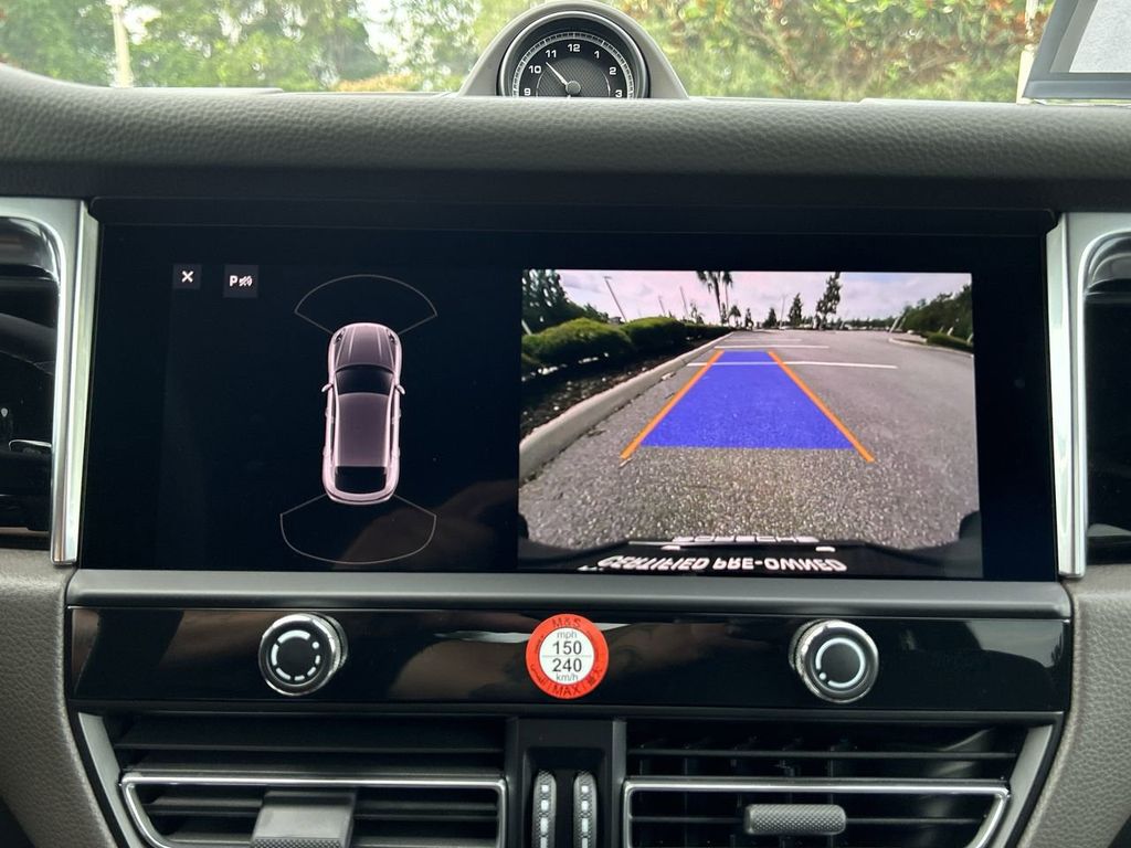 2025 Porsche Macan Base photo 21