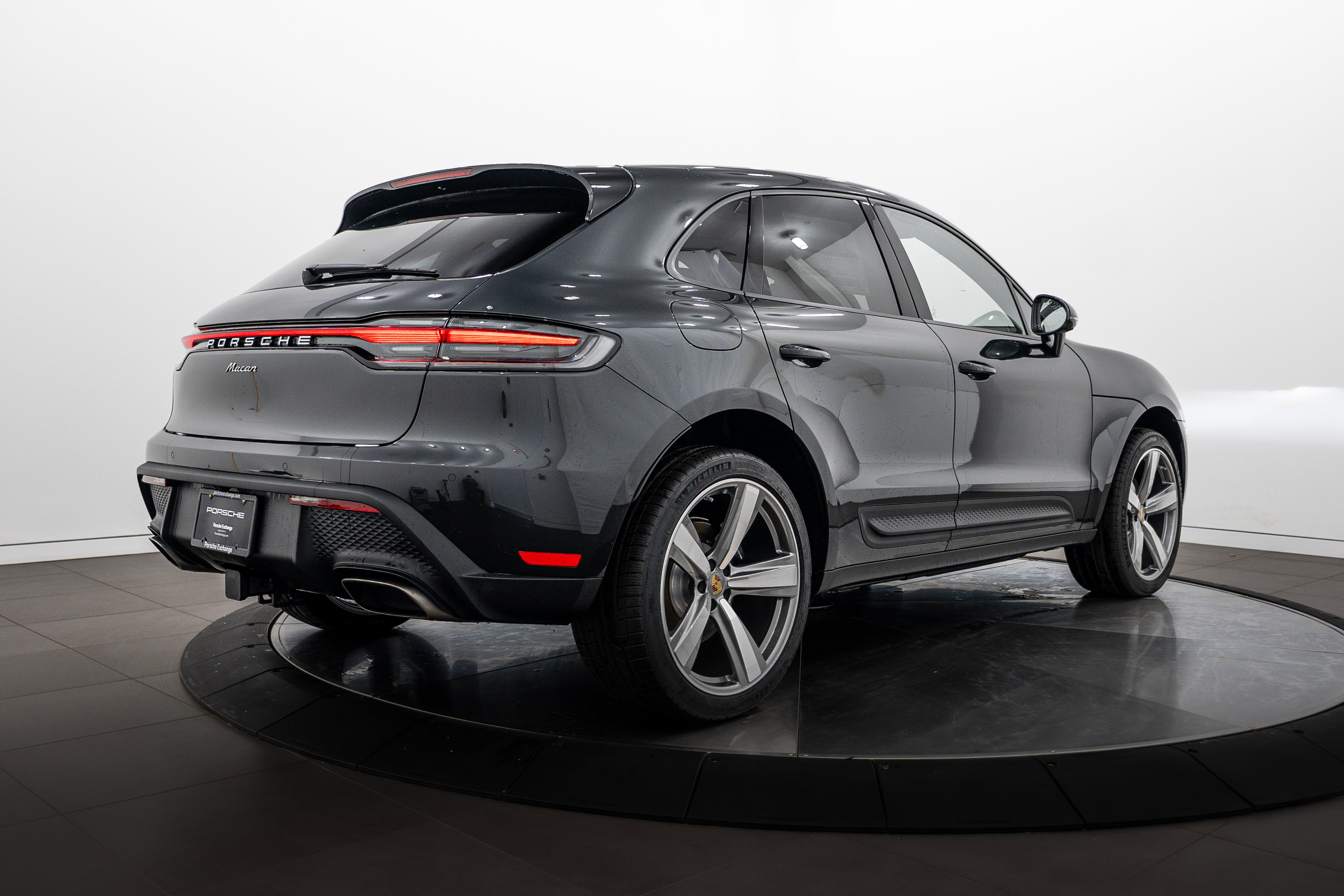 2026 Porsche Macan Base photo 4