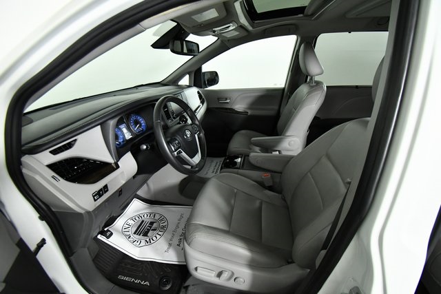 2020 Toyota Sienna XLE Premium photo 4