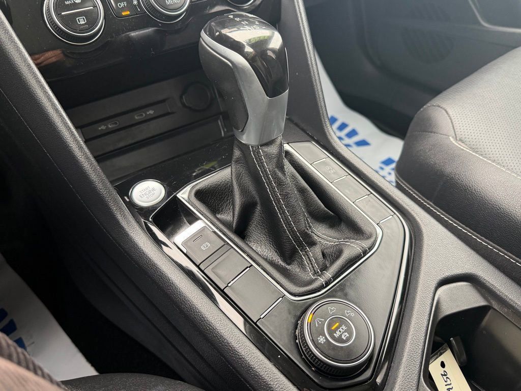 2022 Volkswagen Taos SEL photo 3