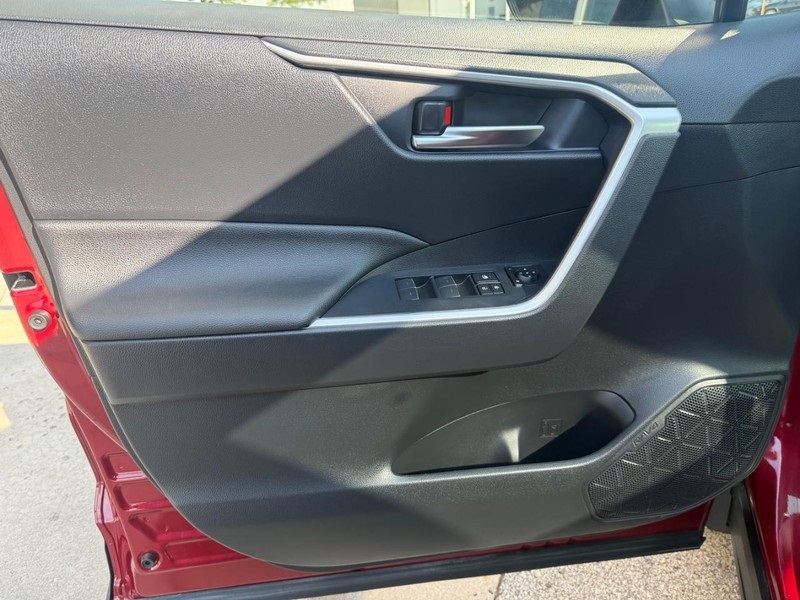 2024 Toyota RAV4 Hybrid XLE photo 18