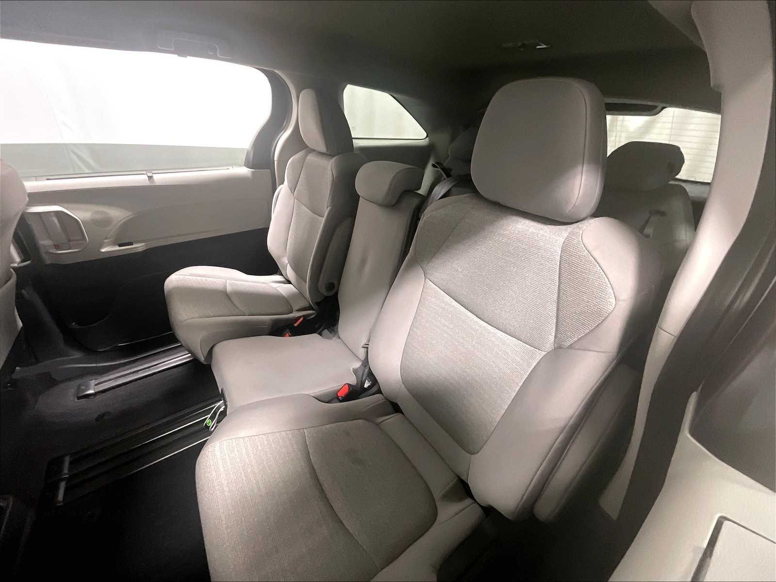 2024 Toyota Sienna LE photo 15