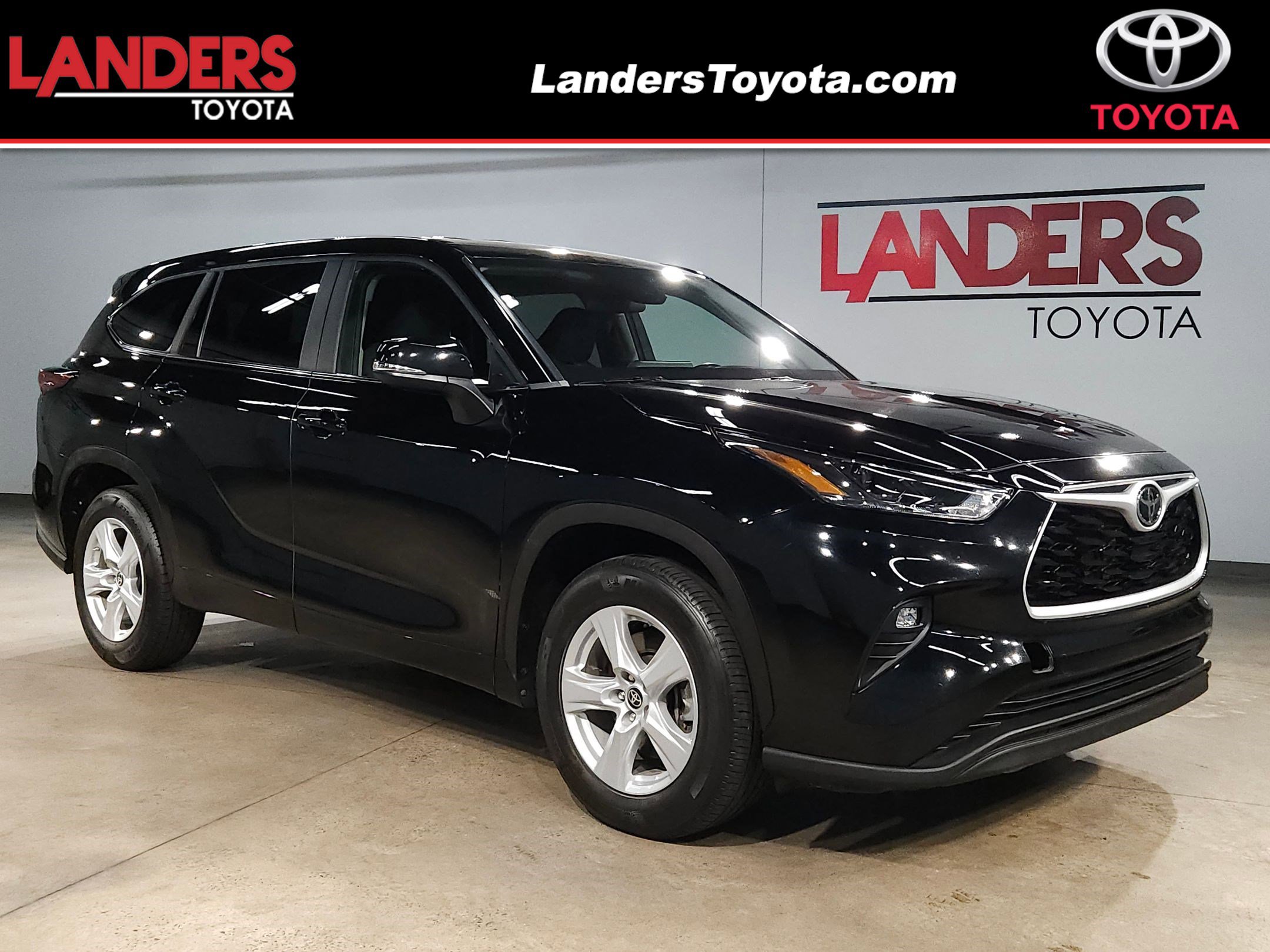 2023 Toyota Highlander LE's photo