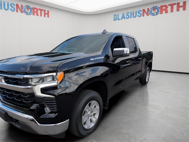 2023 Chevrolet Silverado 1500 LT photo 2