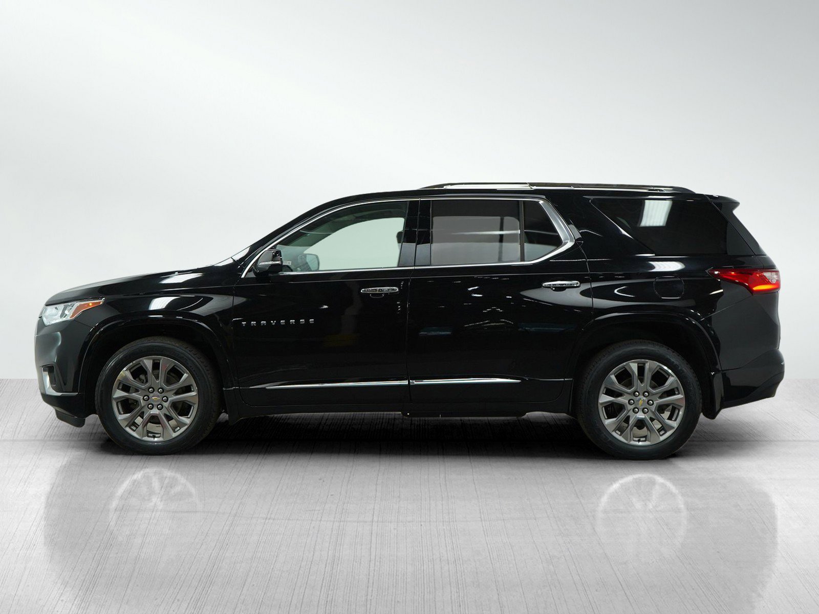 Used 2019 Chevrolet Traverse Premier with VIN 1GNEVKKW4KJ120229 for sale in Roseville, Minnesota