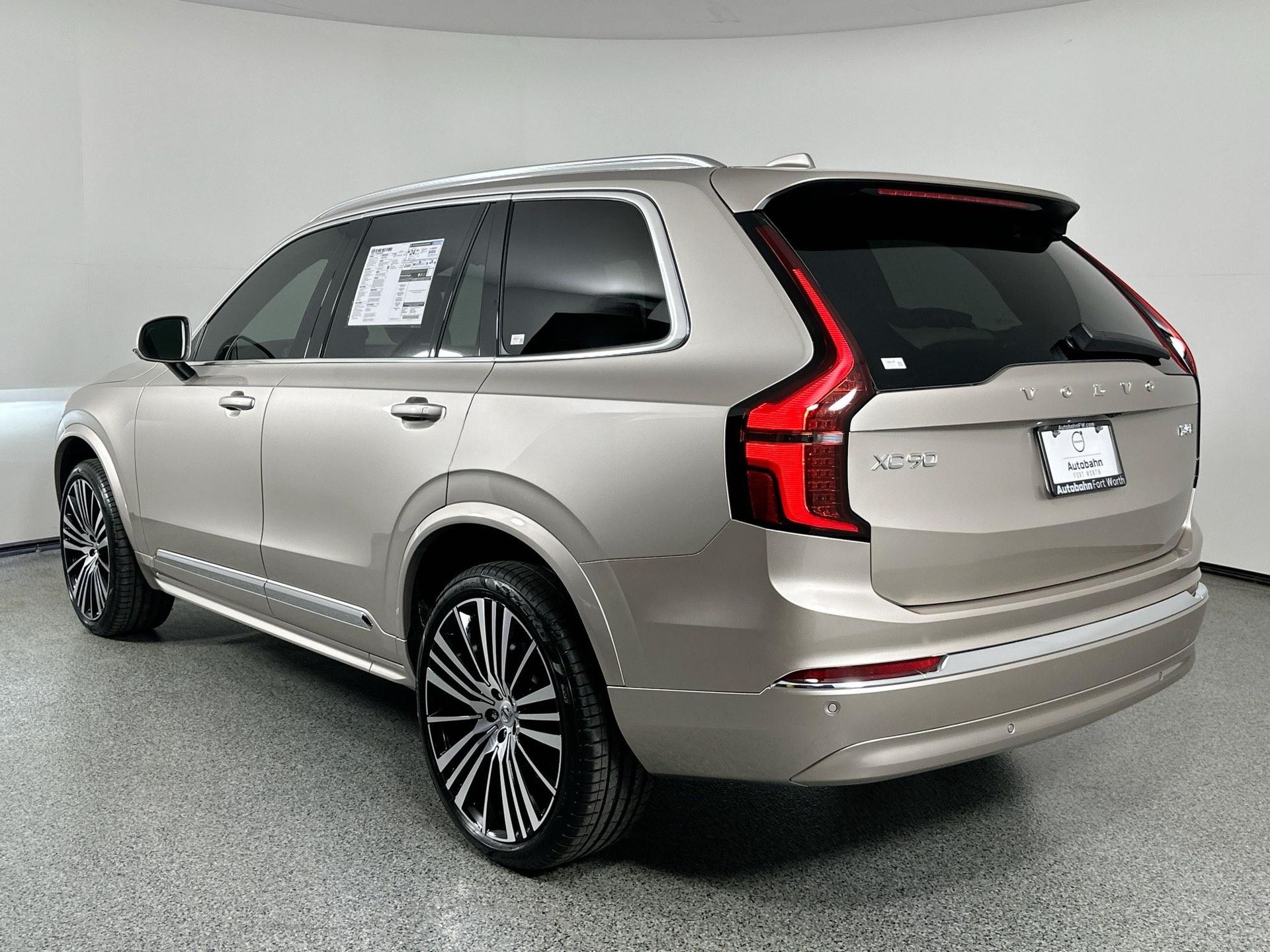 2026 Volvo XC90 B5 Core photo 4