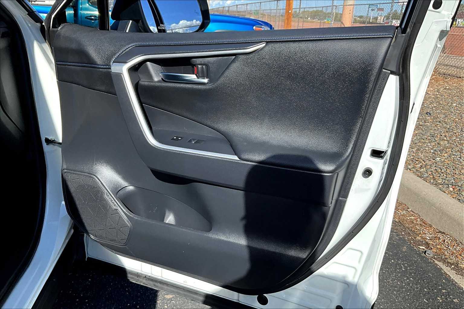 2021 Toyota RAV4 Hybrid XSE photo 19