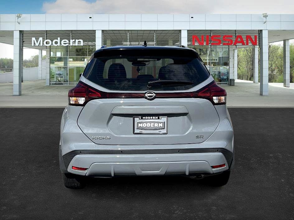 2022 Nissan Kicks SR photo 4