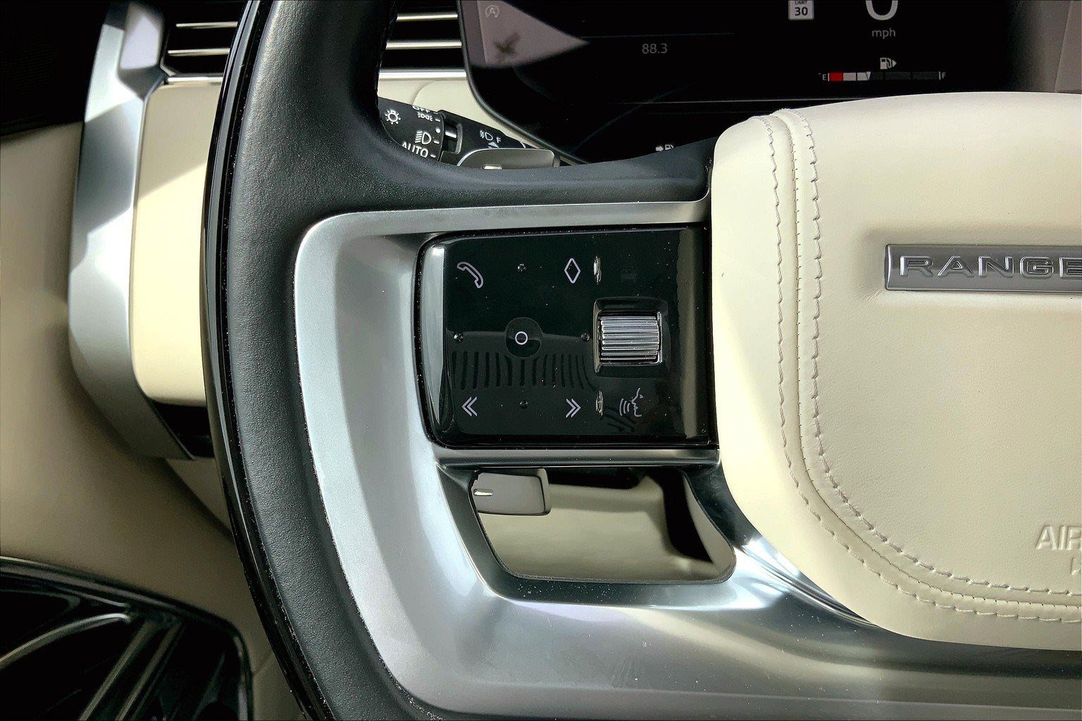2023 Land Rover Range Rover SE photo 11