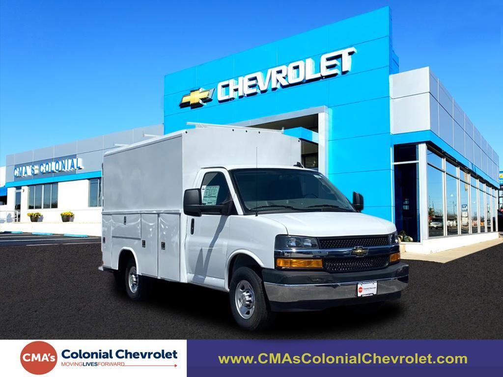 2025 Chevrolet Express Cutaway Base's photo