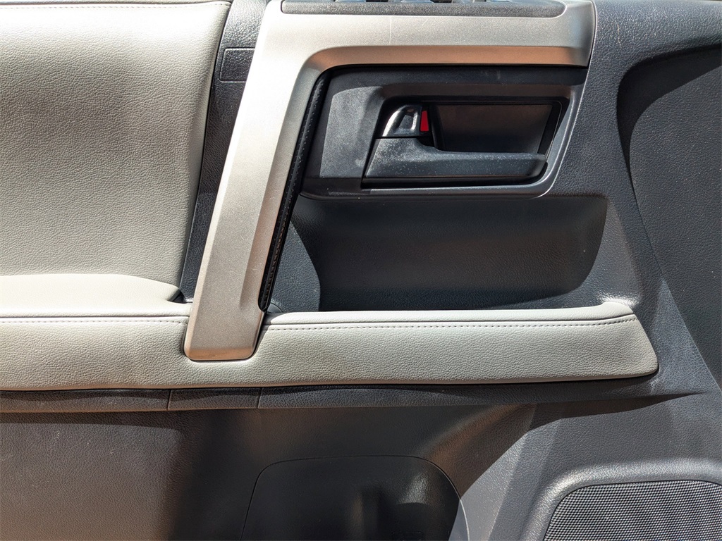 2010 Toyota 4Runner V6 photo 19