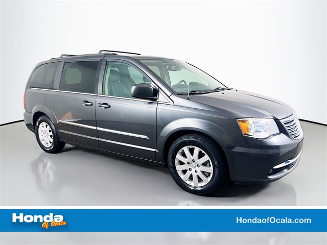 2016 Chrysler Town & Country Touring's photo