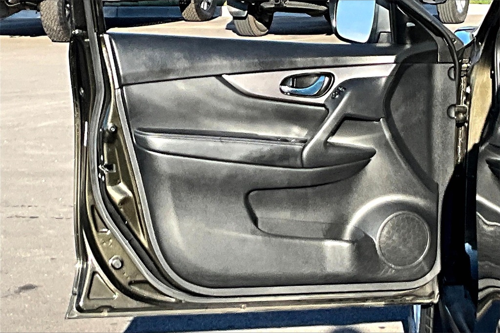 2016 Nissan Rogue SV photo 21