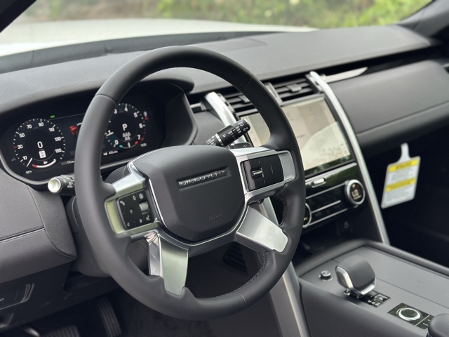 2025 Land Rover Discovery S photo 11