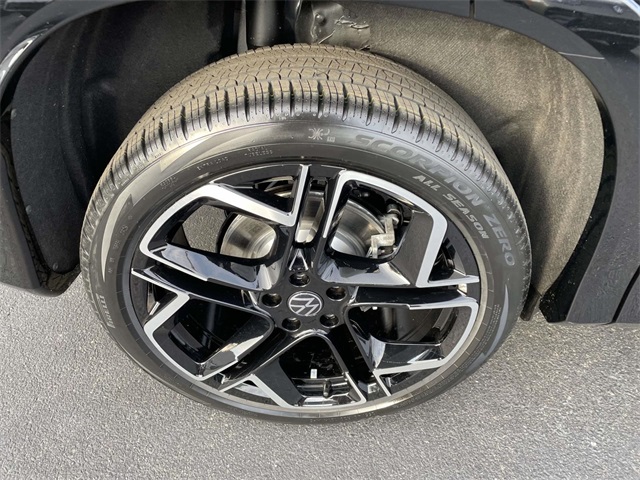 2026 Volkswagen Tiguan SEL R-Line photo 3