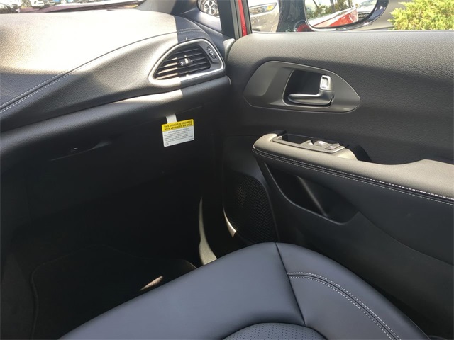 2026 Chrysler Pacifica photo 17