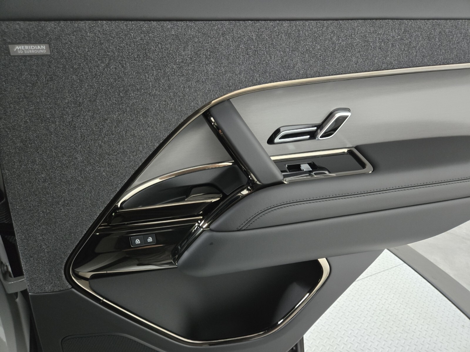 2025 Land Rover Range Rover Sport SE photo 17