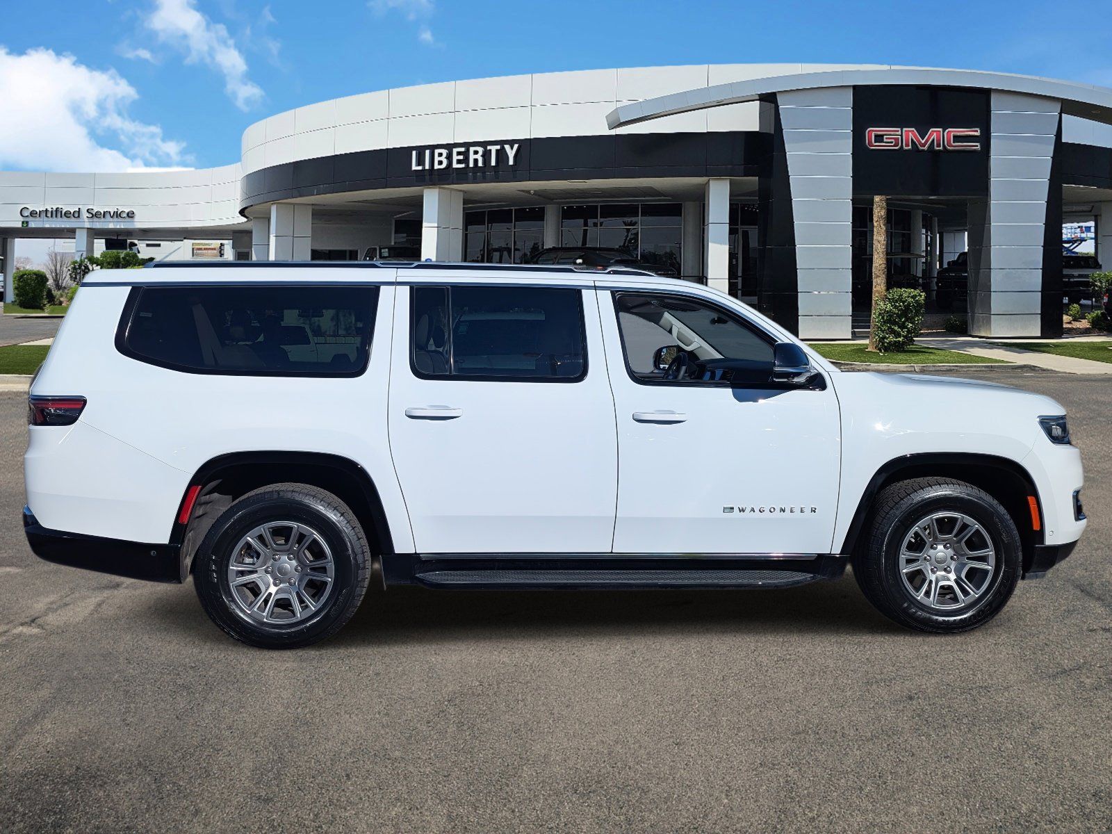 2023 Jeep Wagoneer L photo 2