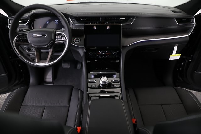 2025 Jeep Grand Cherokee Overland photo 13