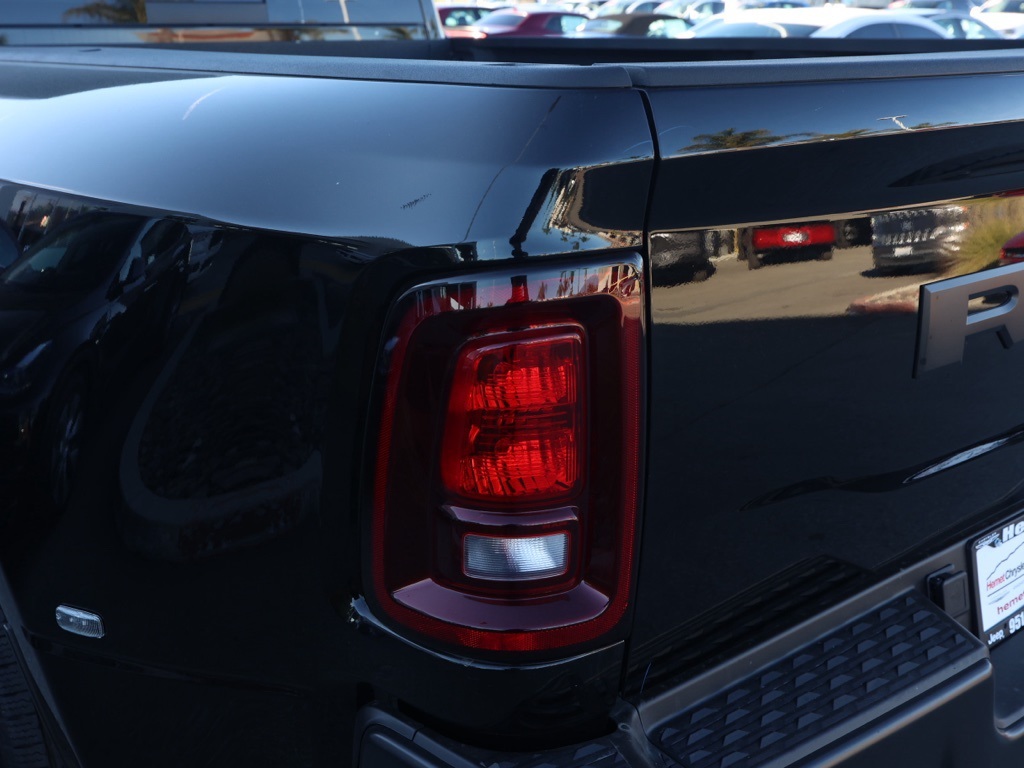 New 2026 Diamond Black Crystal Pearl-Coat Exterior Paint RAM Tradesman image 6